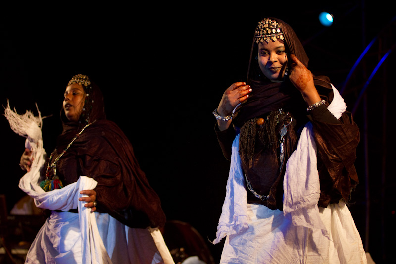 Le Festival International des Nomades est une invitation au voyage, au dialogue, à l'ouverture au monde. Chacun y est le bienvenu pour faire le plein d'émotions dont les nombreux reportages  consacrés à cette région ont saisi toute l'intensité.